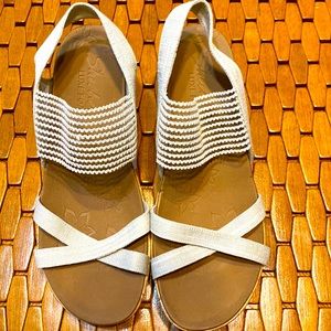 Skechers Womens Luxe Foam sandals SZ 9